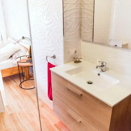 Beachside Oasis: 2-bedroom With Pool & Wi-fi * Playa de las Americas (Tenerife)