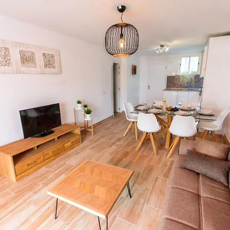 Apartment Beachside Oasis: 2-bedroom With Pool & Wi-fi