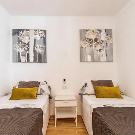 Beachside Oasis: 2-bedroom With Pool & Wi-fi Apartment Playa de las Americas (Tenerife)