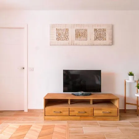 Beachside Oasis: 2-bedroom With Pool & Wi-fi Playa de las Americas (Tenerife)