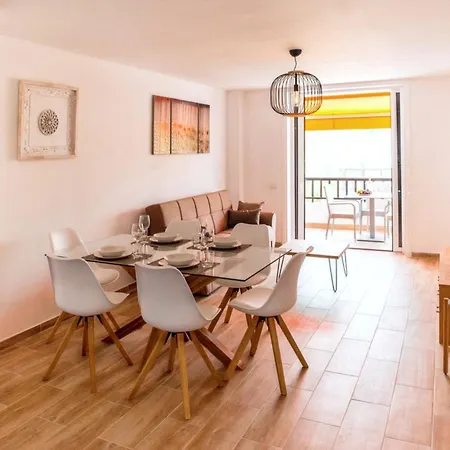Apartment Beachside Oasis: 2-bedroom With Pool & Wi-fi